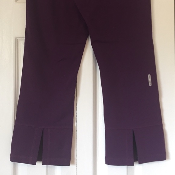 One Tooth Split Capri Leggings - Picture 4 of 9
